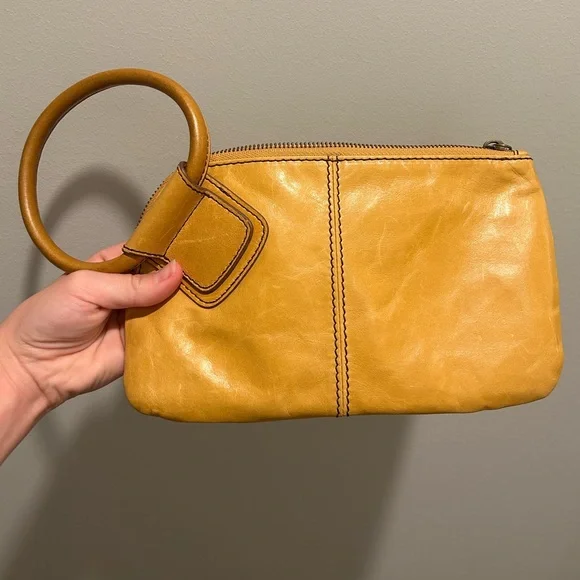 HOBO Sable Wristlet Polished Leather Natural - Picture 3 of 6